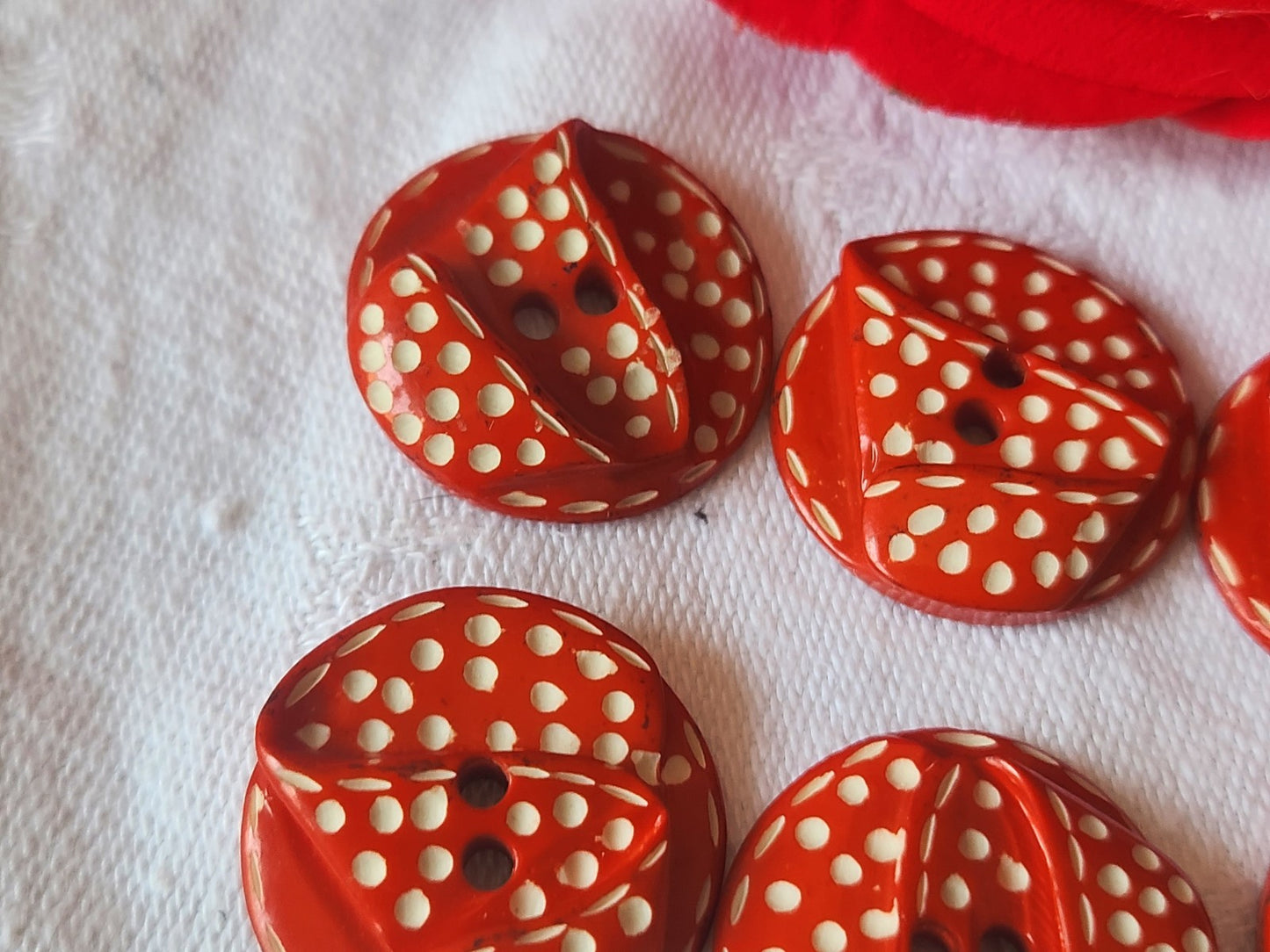 Lot  6 boutons anciens rouge effet plié blanc 2,2 cm ref 1451