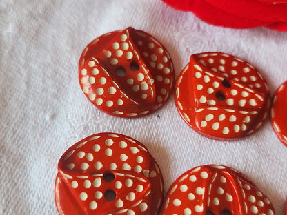 Lot  6 boutons anciens rouge effet plié blanc 2,2 cm ref 1451