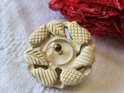 Gros bouton ancien collection créme  ajouré  original pied  2,6 cm G15H