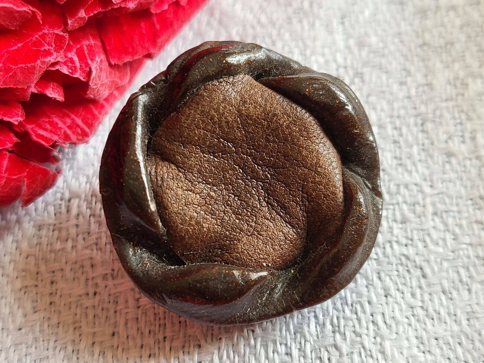 Bouton vintage en résine cœur en cuir marron diamètre  2,2 cm  D17A