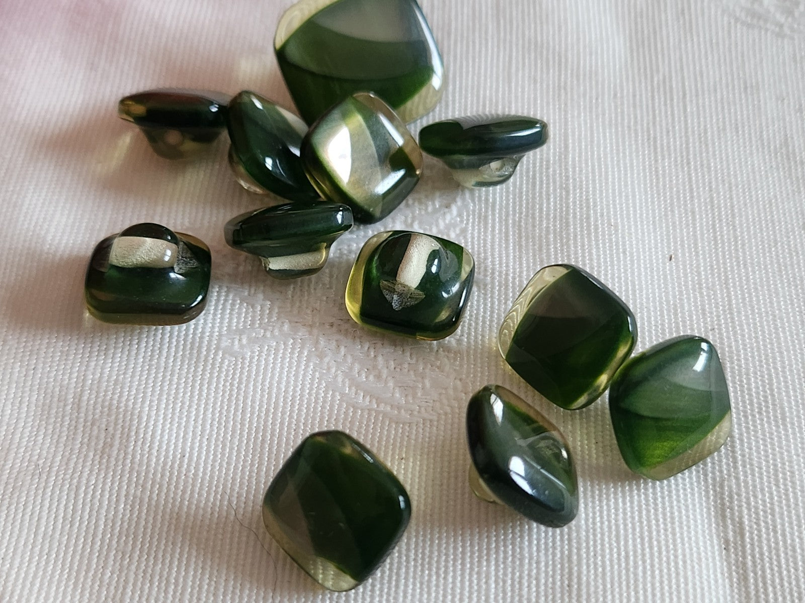 Lot 11 boutons vintage vert petits  1 cm (10) et 1,5 cm (1) ref 6393