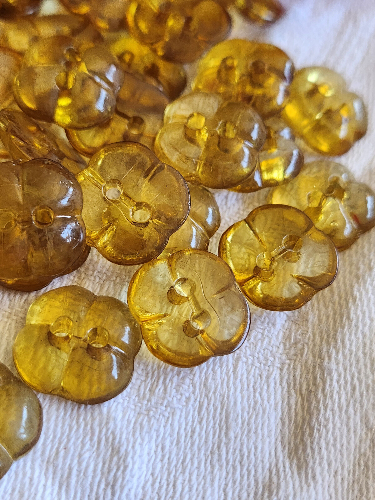 Lot 18 petits boutons vintage jaune foncé transparent trous 1,3 cm ref 5762