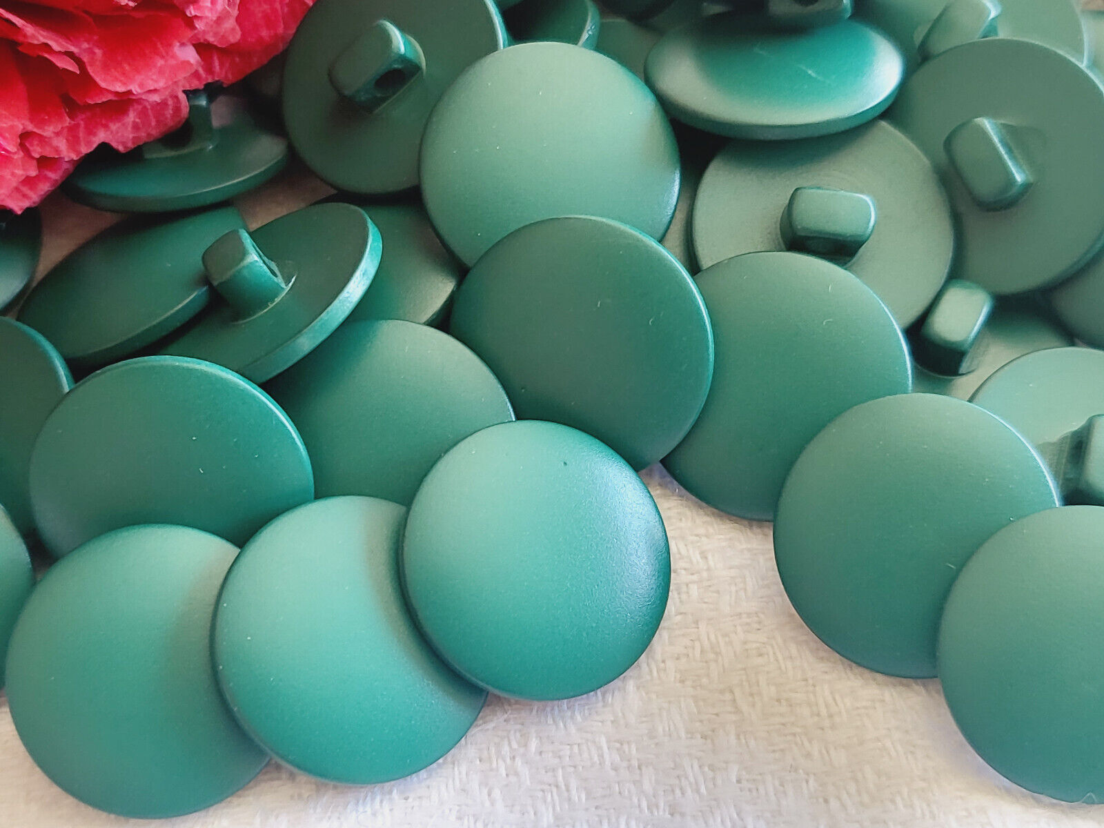 Lot  24 boutons vert sur pied mercerie couture lisse 1,5 cm ref 373