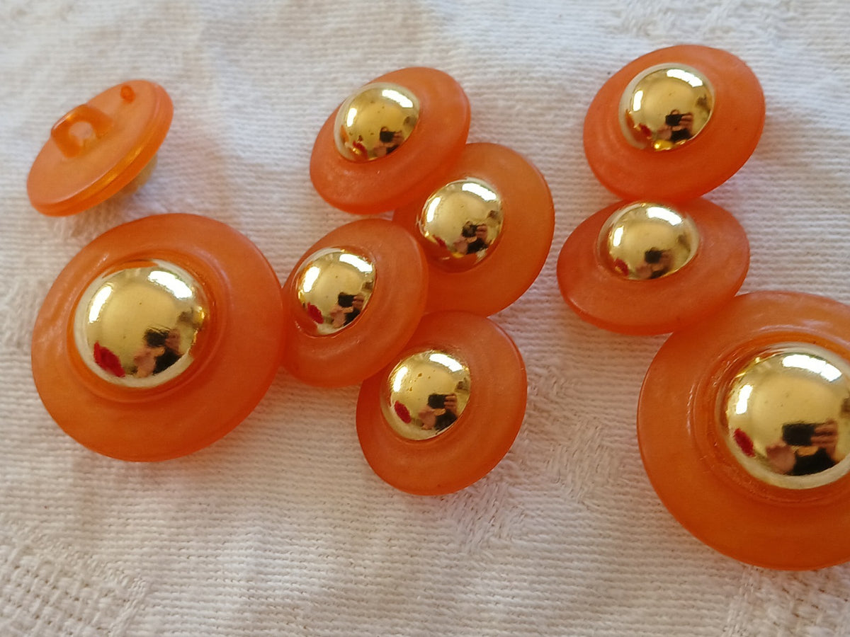 Lot 9 boutons vintage à pied orange mat kitch 1,9 et 2,7 cm ref 6471