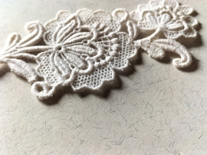 Dentelle ancienne application fleur  couture création 10,5 cm sur 6,5 cm T1