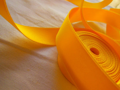 Ruban ancien satin jaune double face 4 mètres 50 sur 1,6  cm T1-3