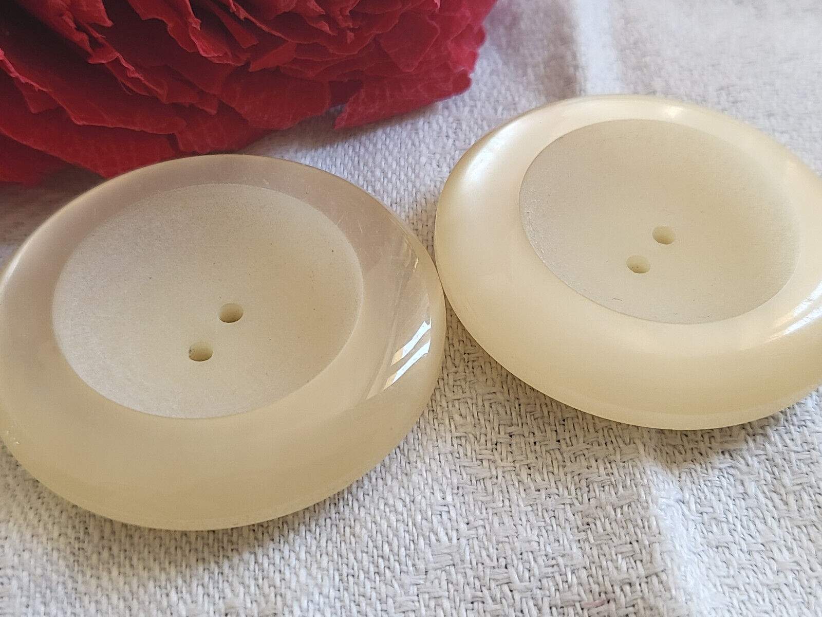 Duo gros boutons vintage pourtour lumineux blanc épais  3,6 cm ref 3481