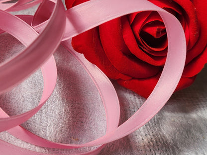 Ruban fin ancien nylon rose  épais 5 mètres sur 1 cm plutôt raide B5 n°28