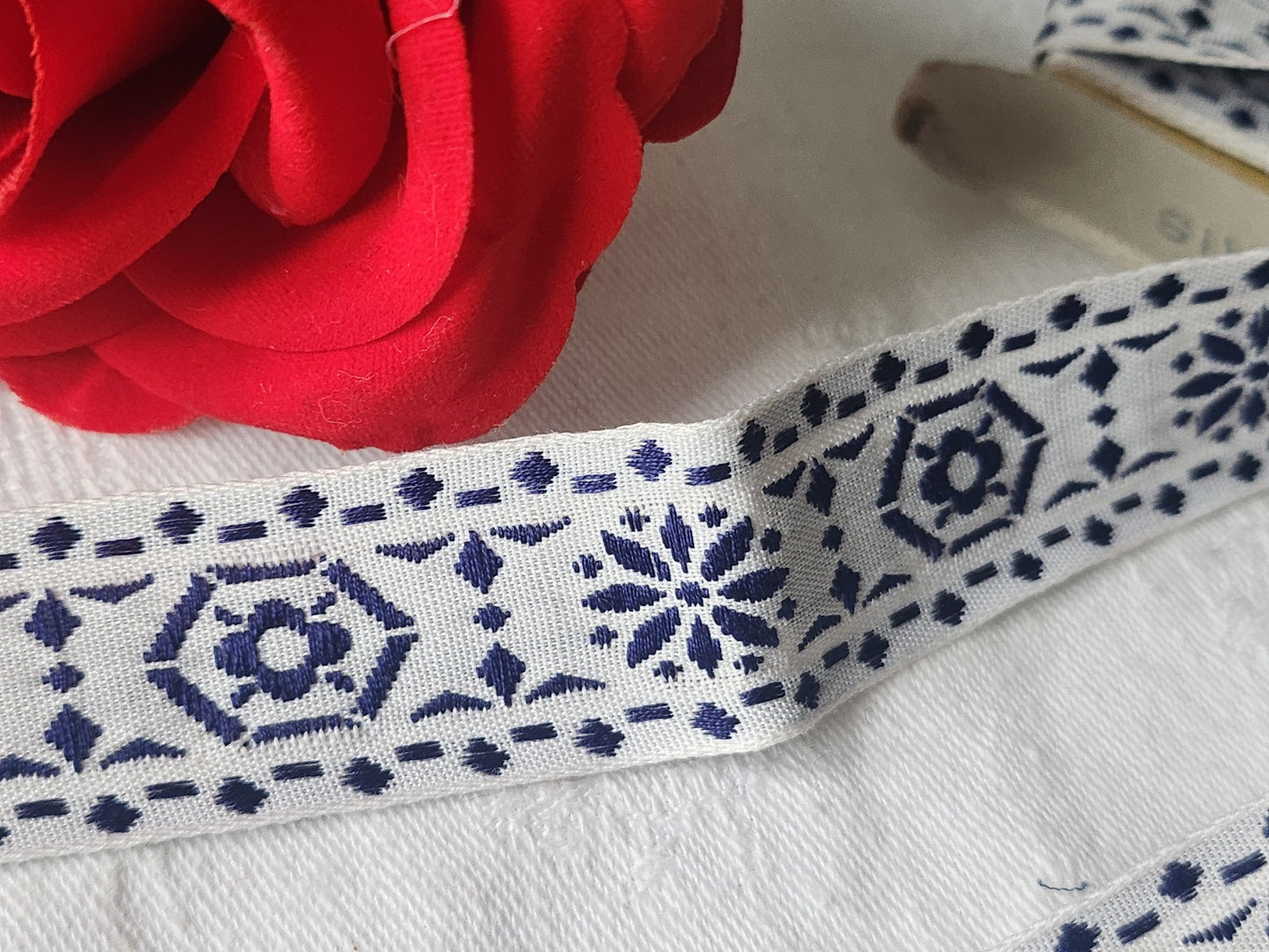 Galon vintage tissé fleur bleu  blanc  3 métres sur 2,2 cm A2
