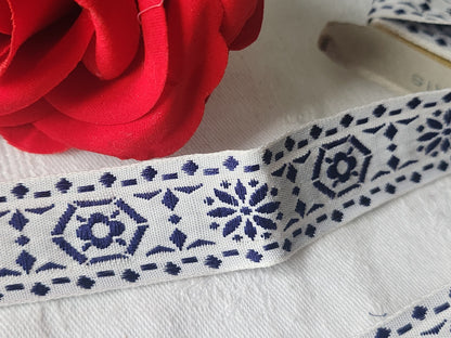 Galon vintage tissé fleur bleu  blanc  3 métres sur 2,2 cm A2