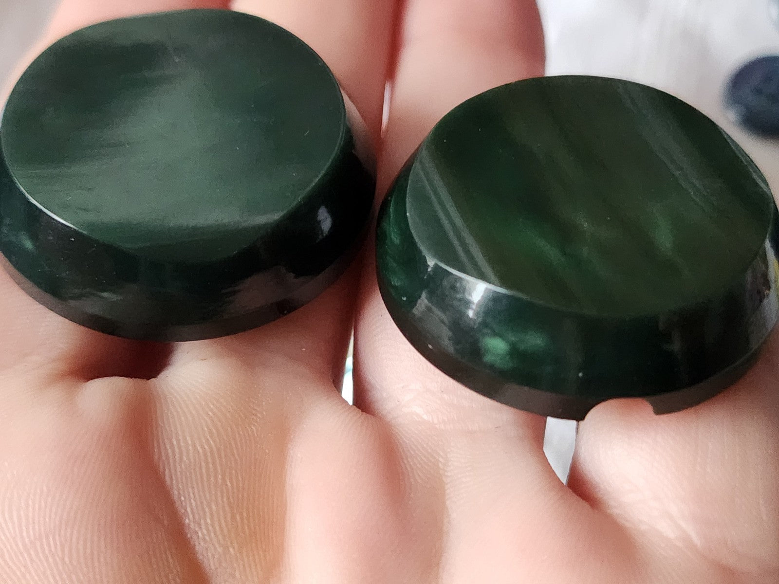 Duo gros boutons vintage vert éoais pied plat 3,6 cm ref 2283