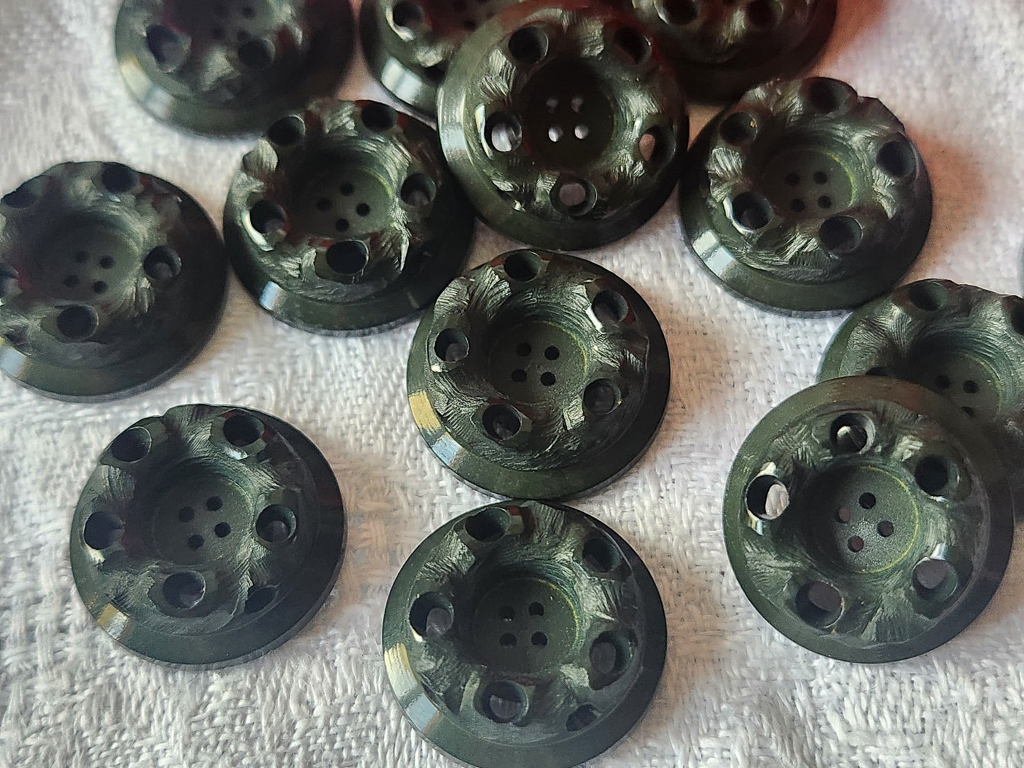Lot 12 boutons vintage vert 1,7 cm ajouré trou ref 5500