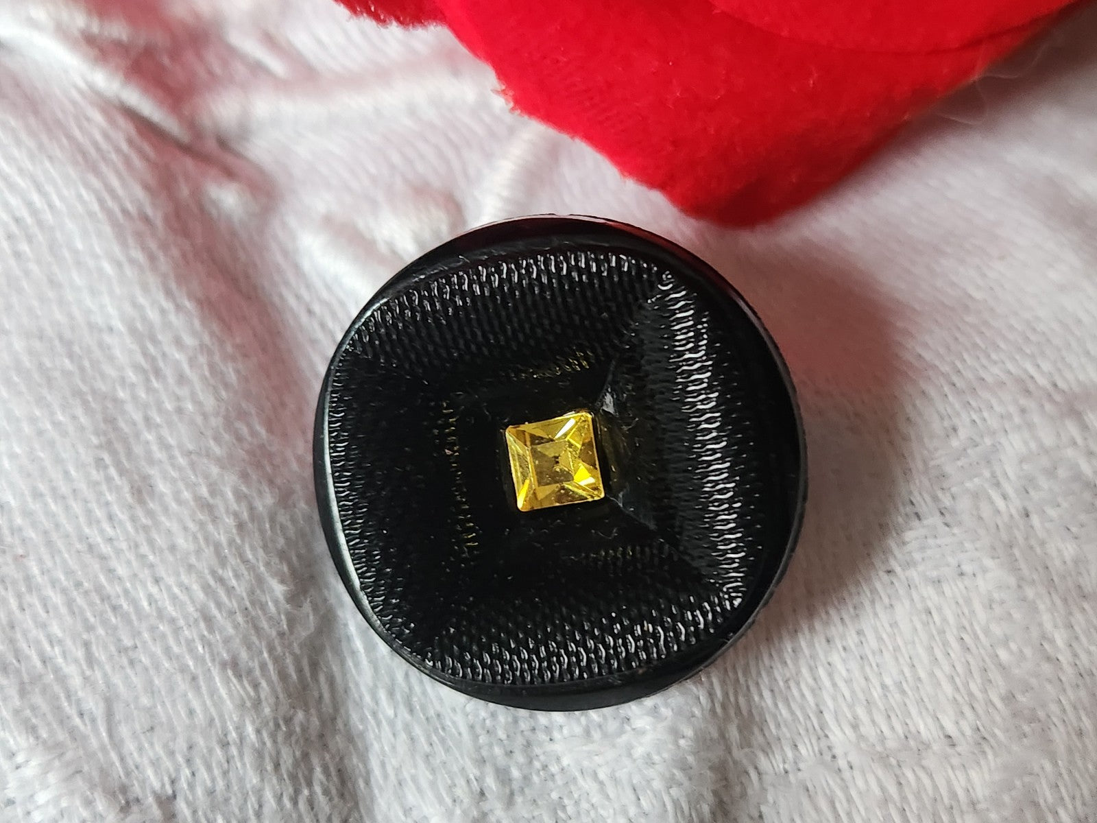 Gros bouton ancien  en verre noir coeur strass jaune verre 2,3 cm D17H