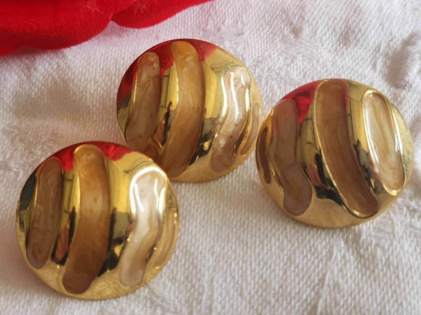 Trio boutons vintage en métal émaillé tonc saumon doré 2,2 cm pied ref 2834