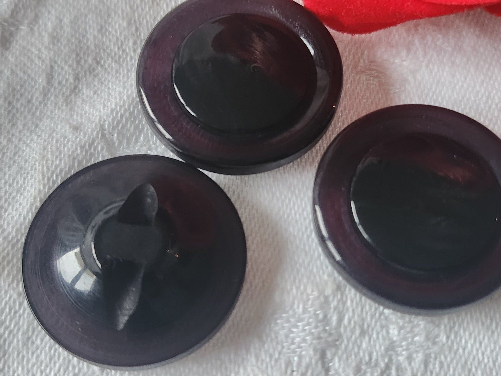 Trio gros boutons vintage à pied pourtour lucite diamètre 2,6 cm ref 1006