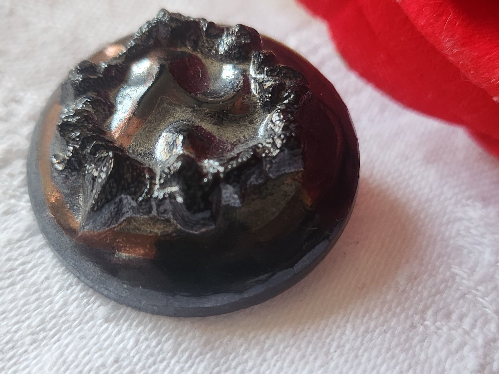 Gros bouton ancien en verre noir cuivré volume 3 cm pied G17L