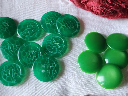 Lot 14 boutons vintage vert 2 séries  1,7 et 1,8  cm  pied ref 2358