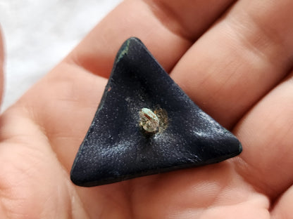 Bouton ancien en cuir bleu triangle vintage rare  3,4  cm D17L