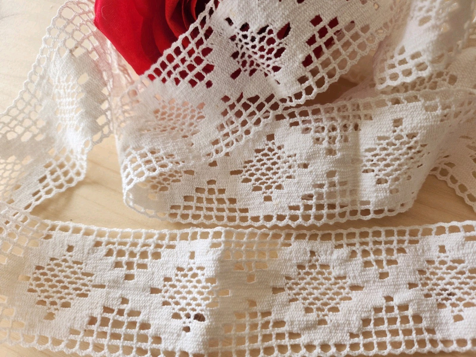 Dentelle large ancienne coton entre deux main 1 métre 15 sur 4 cm  T7