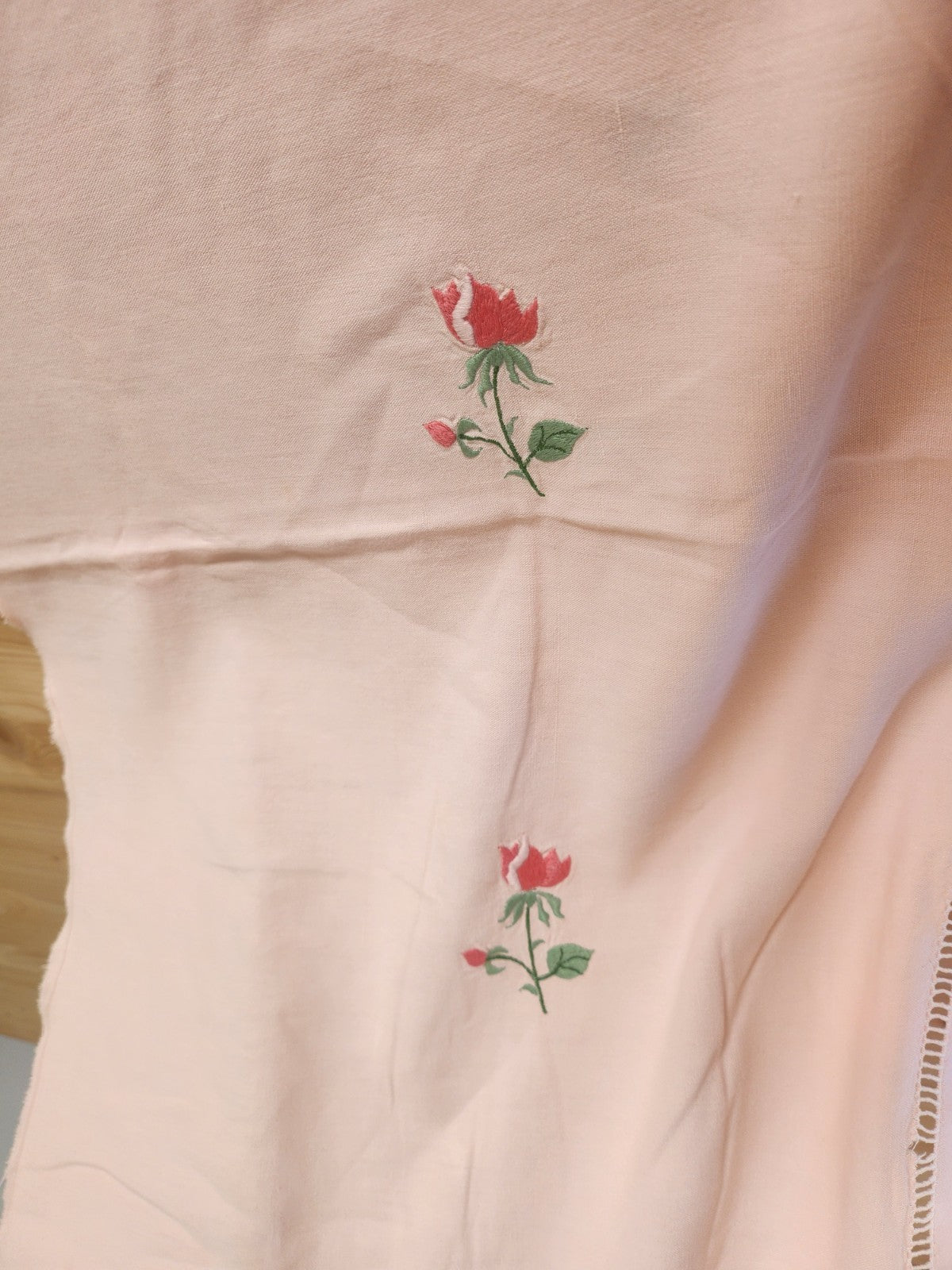 Monogramme ancien HK retour de drap rose brodée jour B7