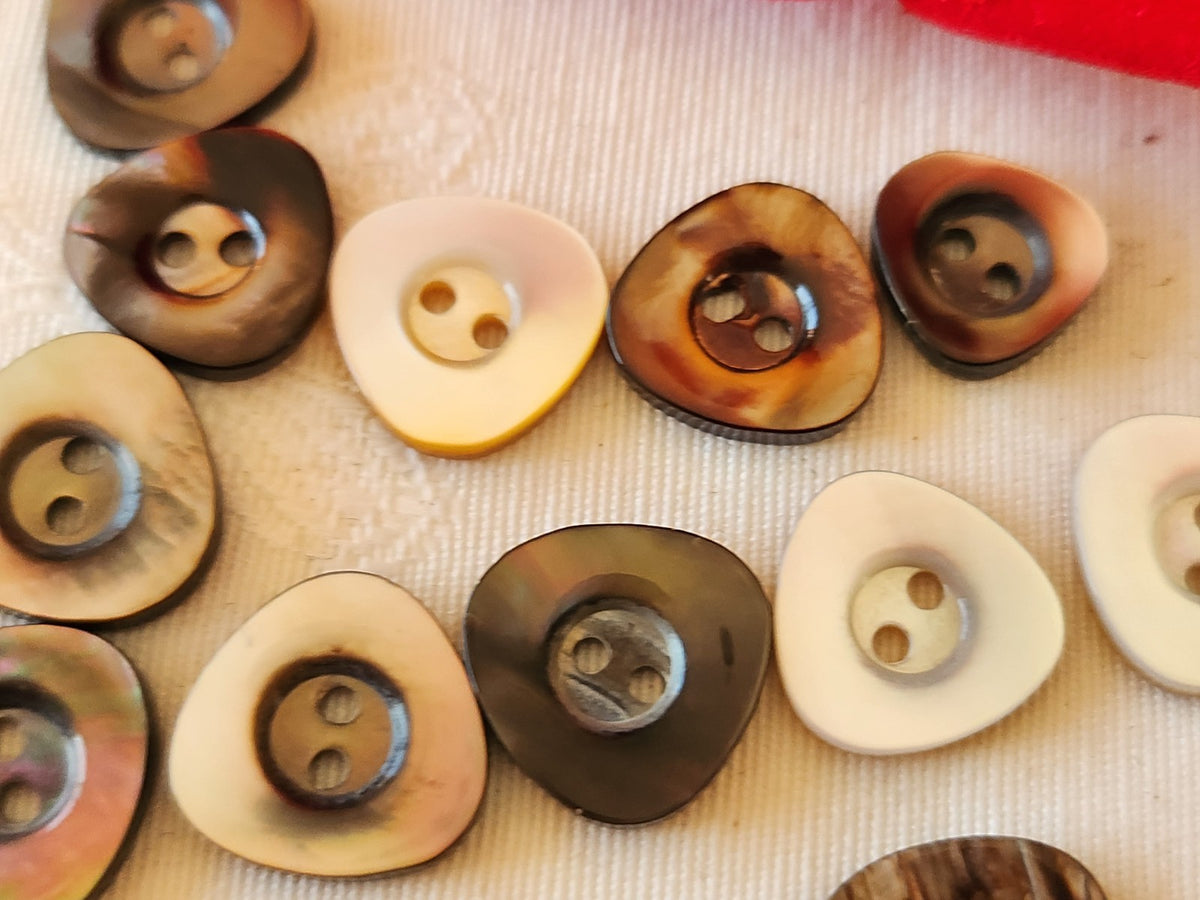 Lot 14 boutons ancien en nacre panaché 1,4 cm (13) et 1,2 cm (1) ref 6646