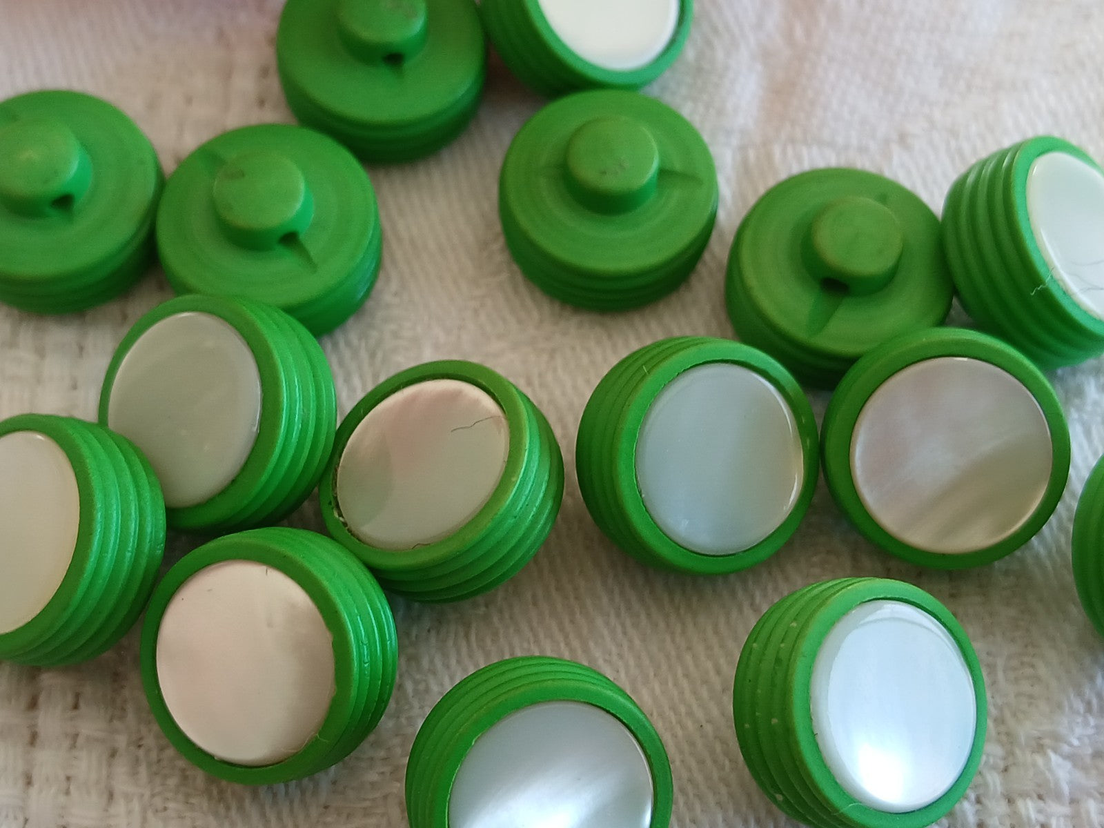 Lot 10 boutons anciens en nacre vert pied petits 1,2 cm  ref 6453