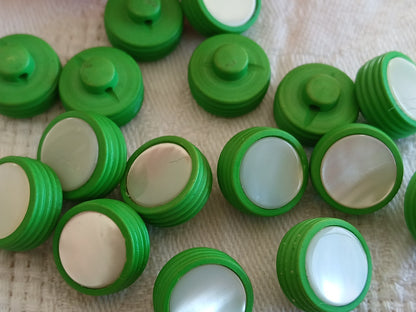 Lot 10 boutons anciens en nacre vert pied petits 1,2 cm  ref 6453
