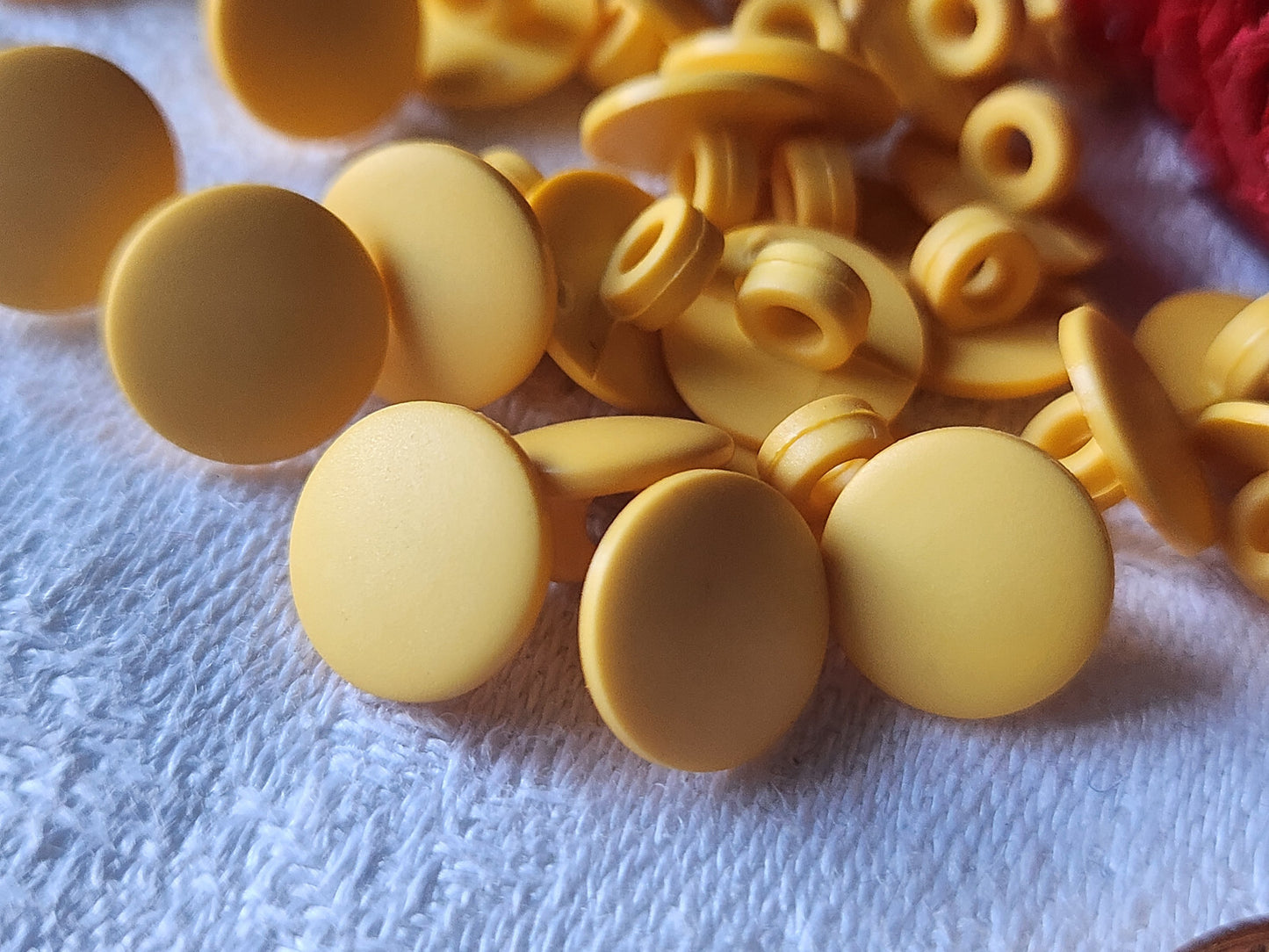 Lot 26 mini boutons  jaune à pied fond d'atelier 1,1 cm ref 2151