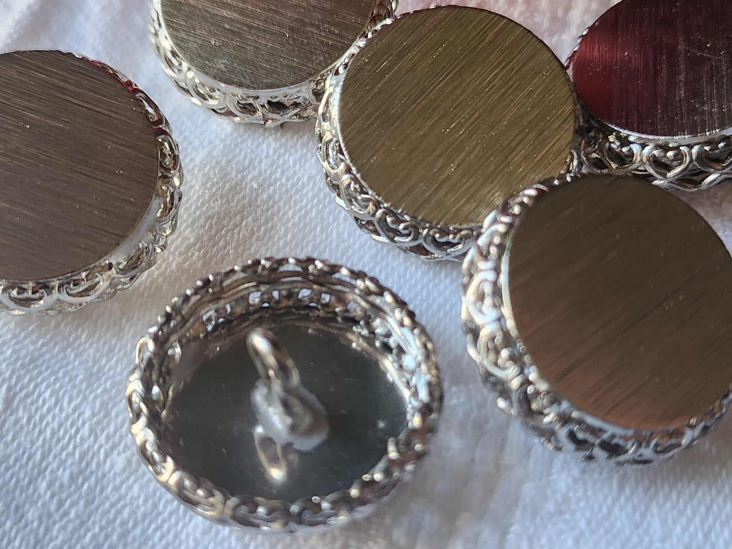 Lot 6 boutons vintage en métal argenté superbe 2,4 cm pied travaillé ref 2446