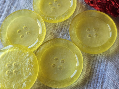 Lot 5 gros  boutons vintage  jaune à trous 3,1 cm ref 5265