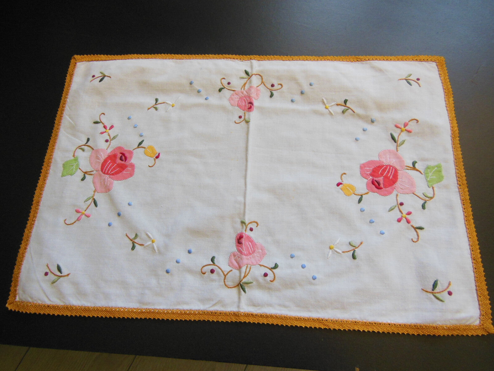 Napperon ancien motif broderie rehaussée de tissu jolie galon   B6