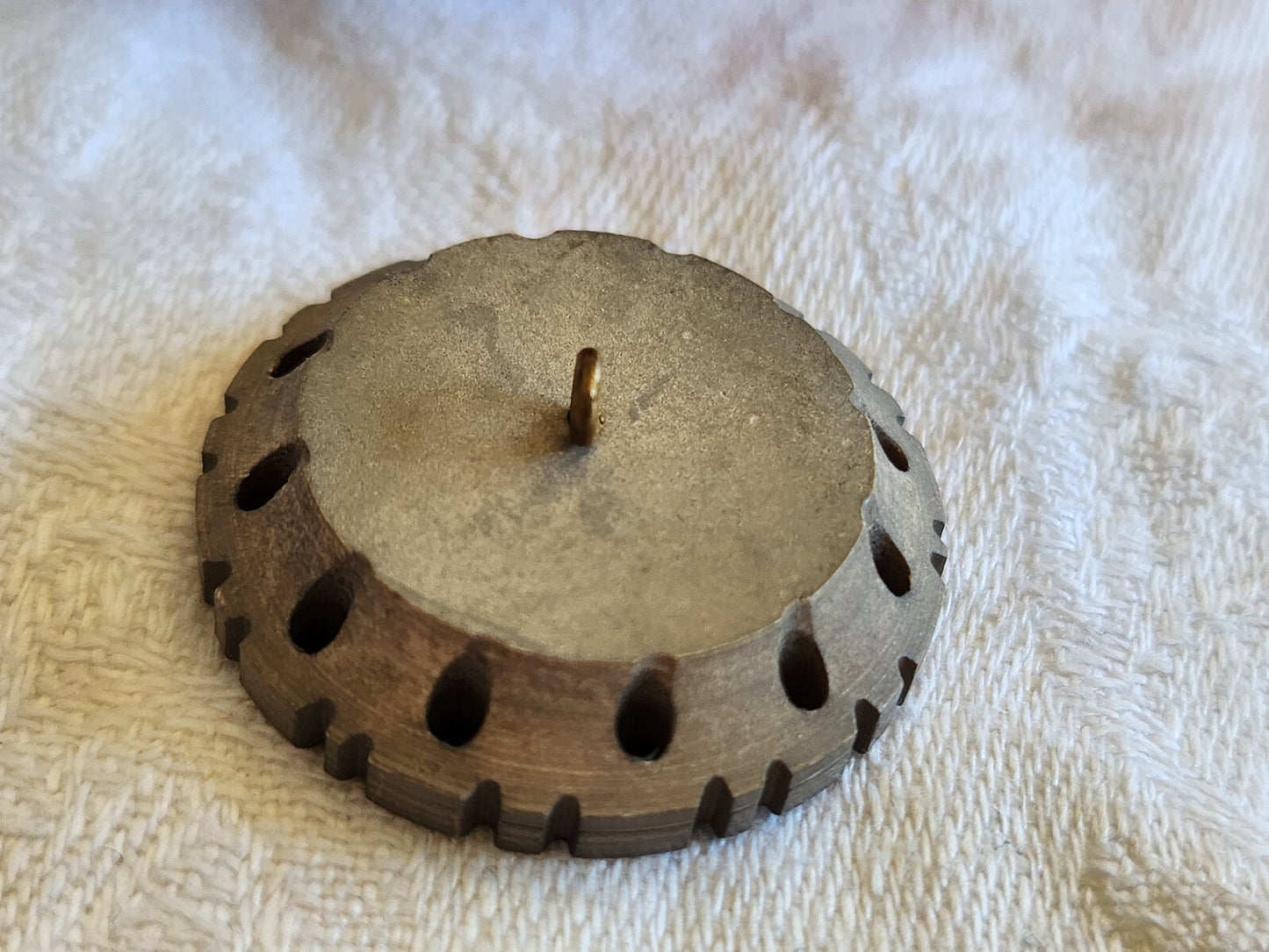 Gros bouton ancien collection gris  ajouré  original pied 3 cm ref 115
