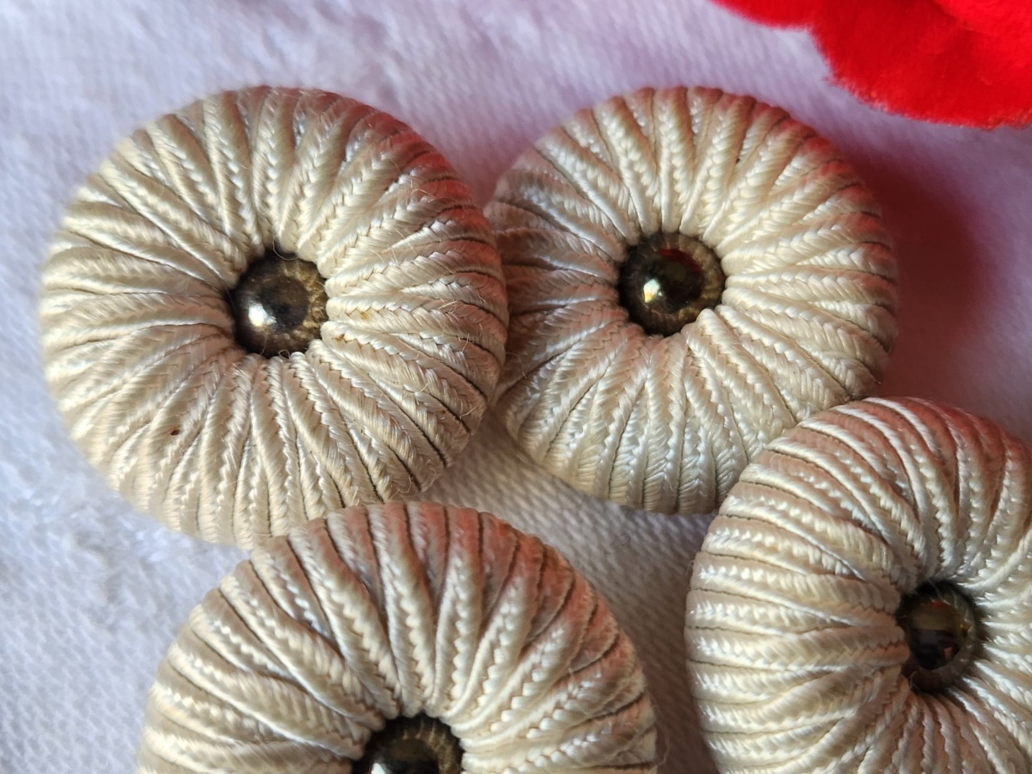 lot 4 boutons anciens vintage passementerie créme pied 2,3 cm ref 4919