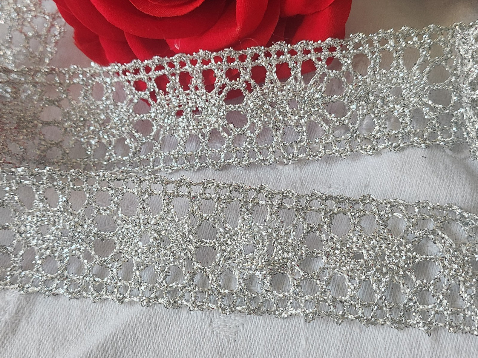 Dentelle vintage argenté entre deux  large 2 métres  sur 3,1  cm A3