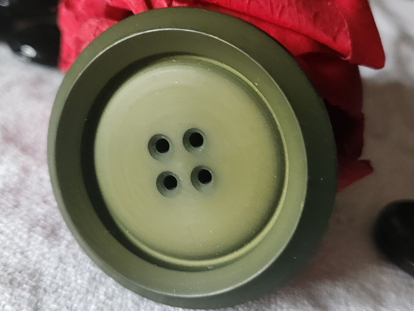 Enorme bouton vintage vert mat épais 4,4 cm trous ref 5178