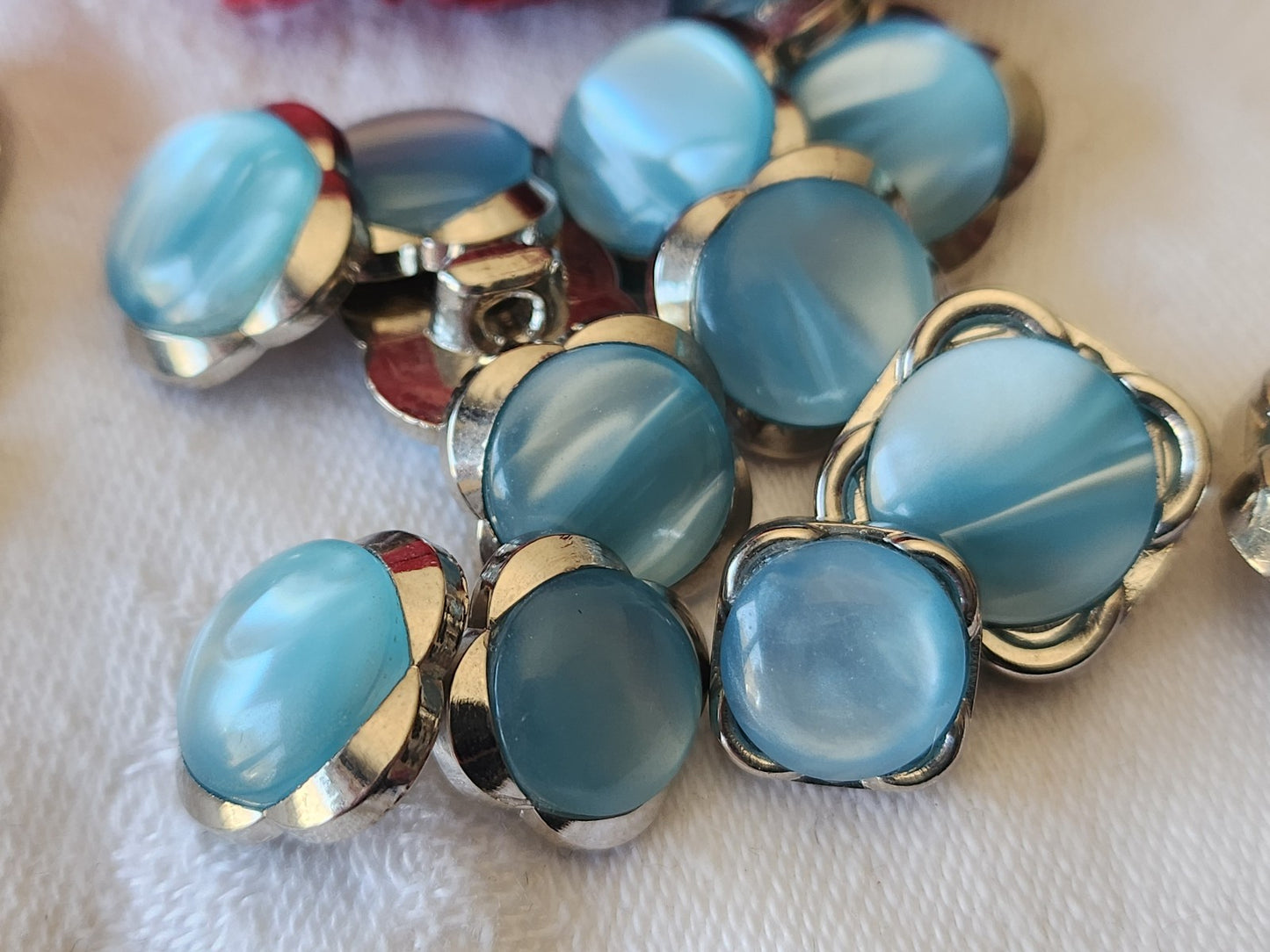 Lot 18 boutons vintage acrylique argenté bleu panaché 1,1 à 1,5 cm ref 3398