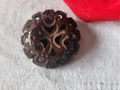 Gros bouton ancien collection marron sculpté joli ajouré motif 2,6 cm ref 3225