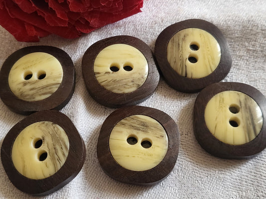 lot 6  boutons vintage monture en bois coeur creme 2,3 cm ref 5503