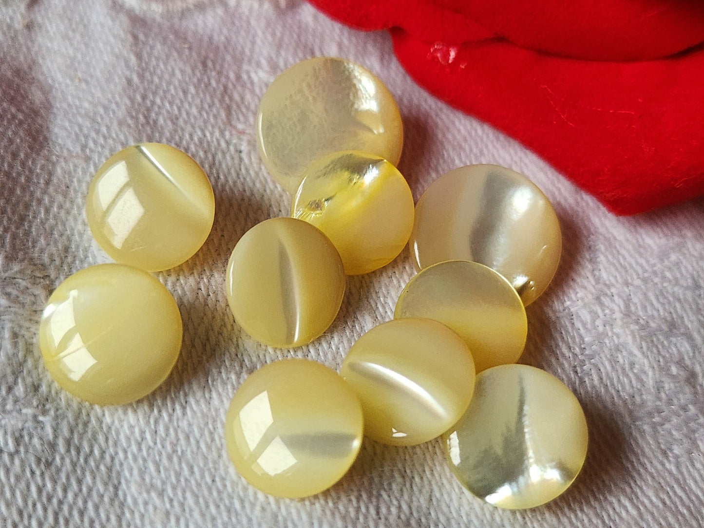 Lot 10 boutons anciens en nacre jaune/ beige panaché  1 à 1 ,3 cm ref 2213