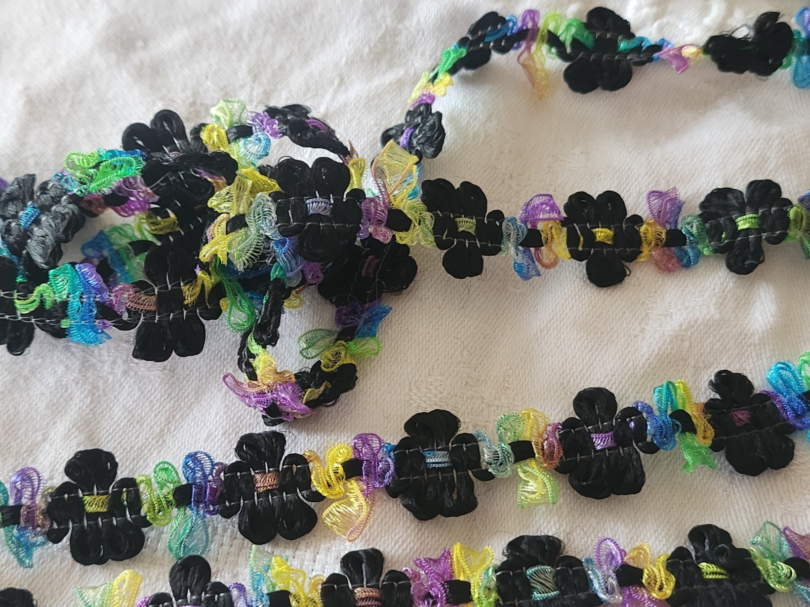 Galon  style rococo fleur onoir multicolore 2 m 50 sur 1,7 cm A5