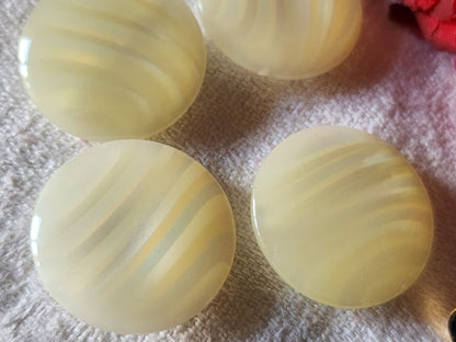 Lot 4 boutons vintage camaieu créme jolis reflets  2,5 cm pied ref 4831