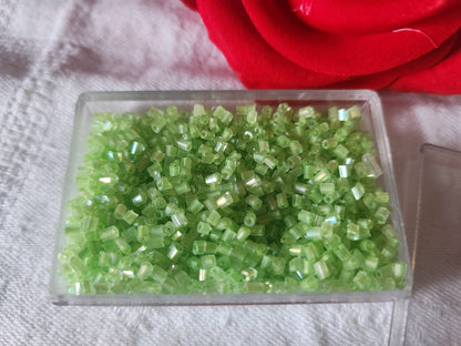 Lot environ 20 grammes de perles tube vert nacré en verre  n°25