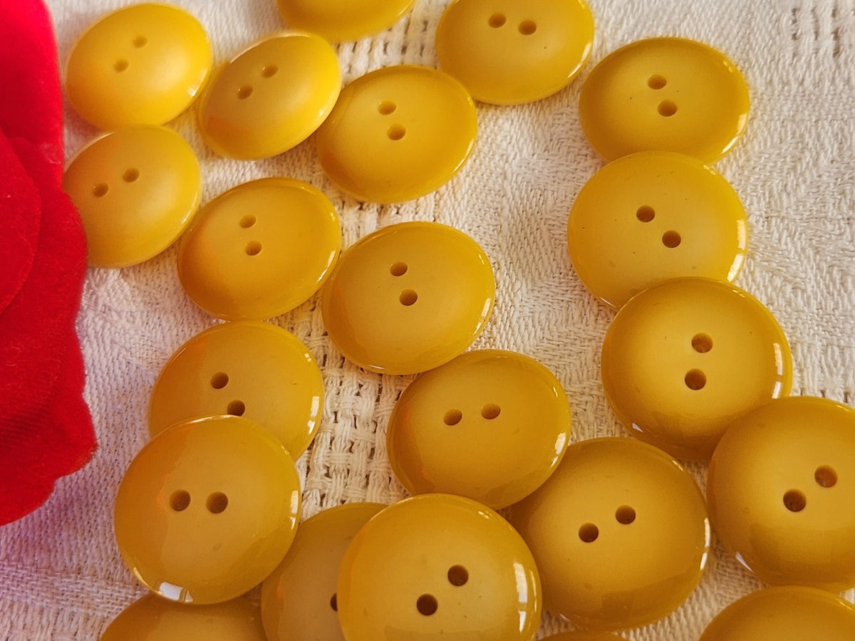 Lot 19 jolis  boutons vintage jaune lumineux 1,7 cm ou 17 mm  ref 6539