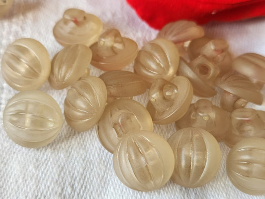 Lot 19 boutons vintage  marron bord mat bombé pied 1,1 cm ref 2332