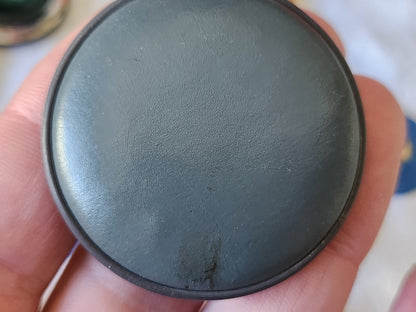 Enorme bouton ancien en cuir gris à pied 4,4 cm collection G18O