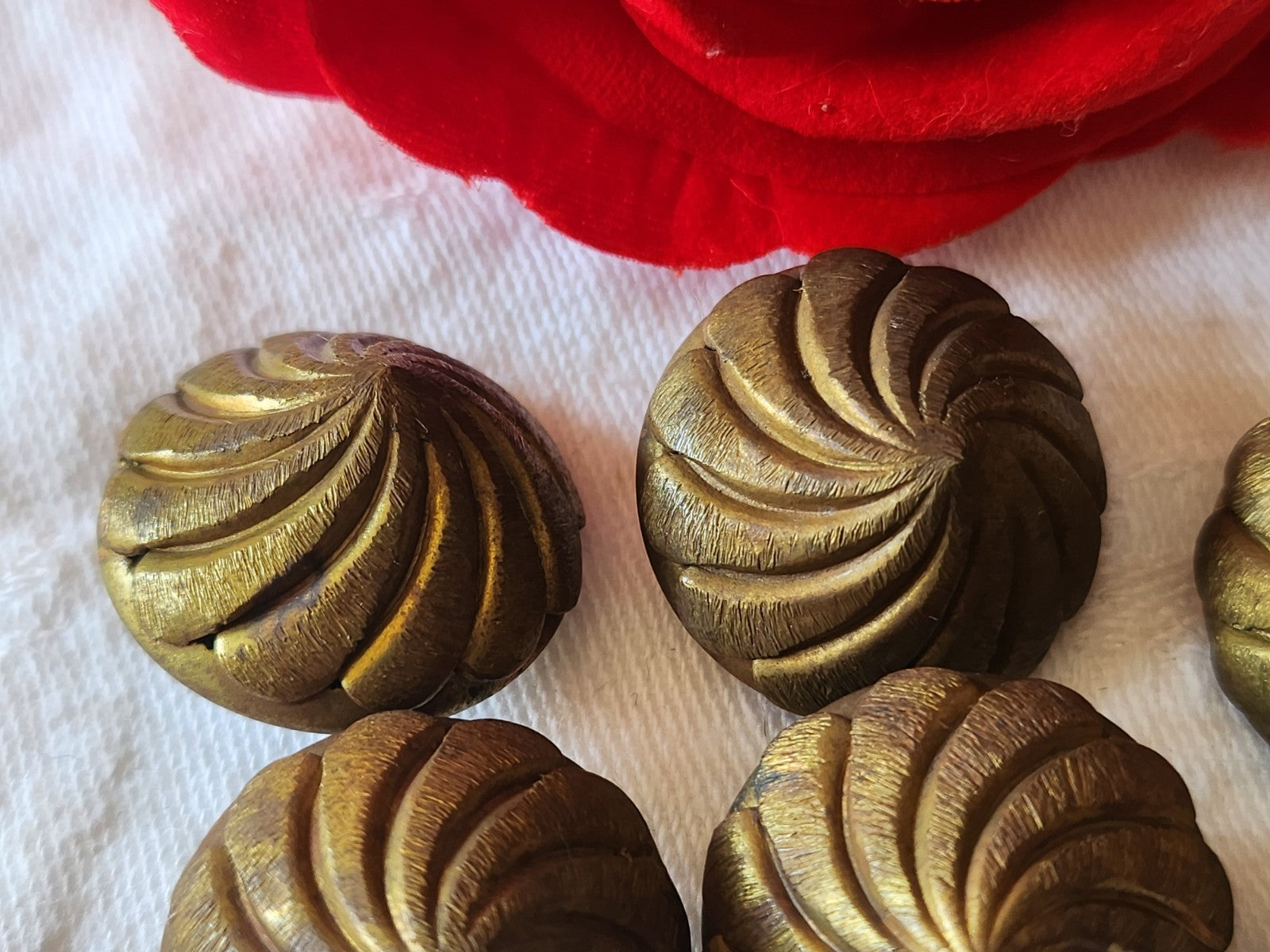 Lot 6 boutons anciens en metal gros spirale volume 2,4 cm ref 6051
