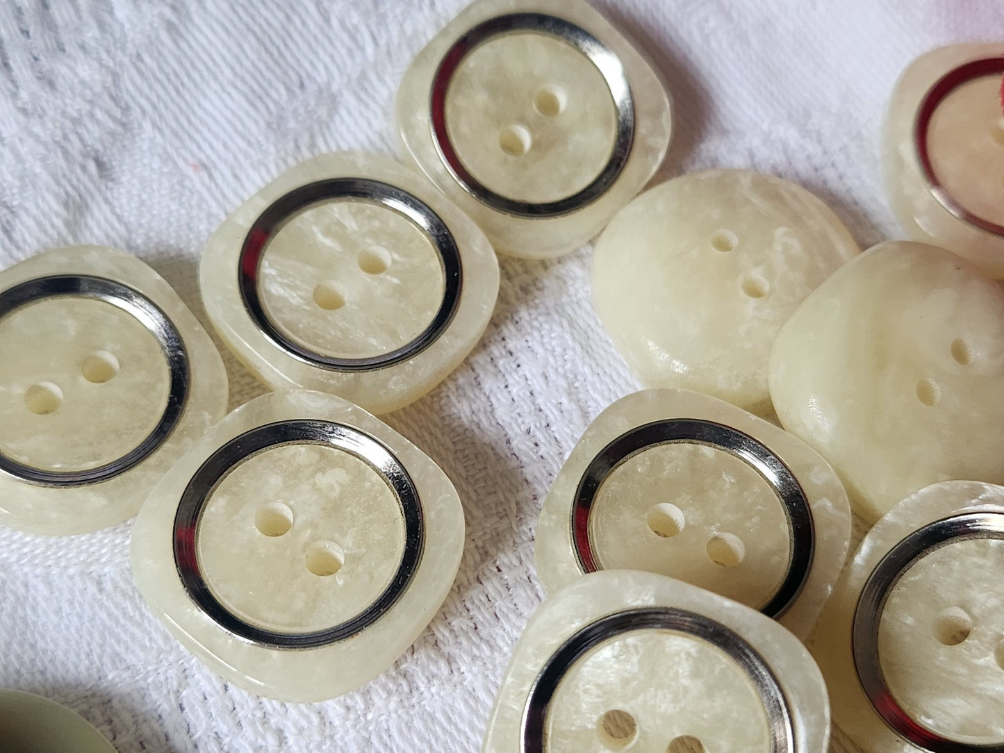 Lot 7 boutons vintage blanc moucheté argenté trous 2 cm ref 2252