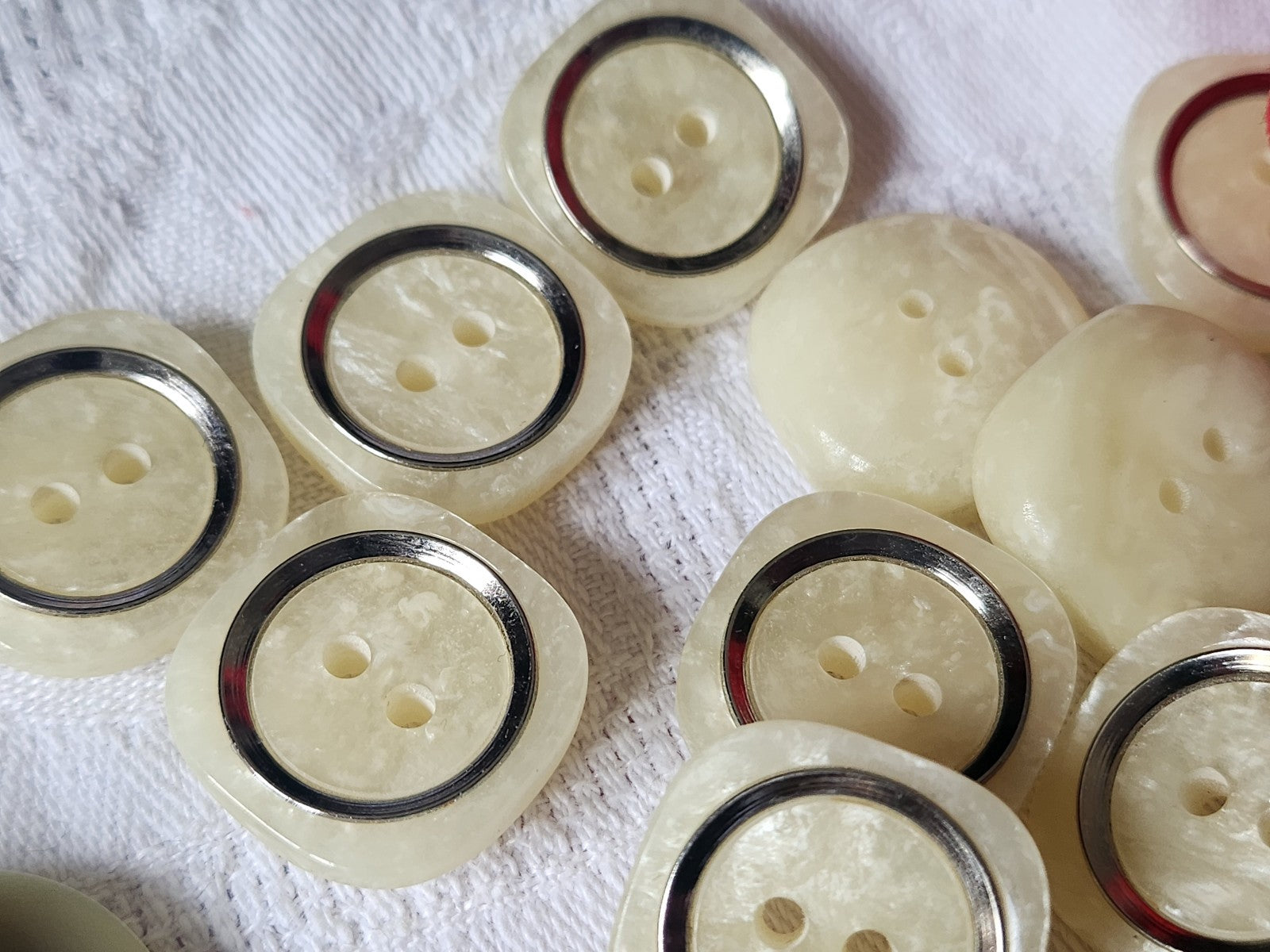 Lot 7 boutons vintage blanc moucheté argenté trous 2 cm ref 2252