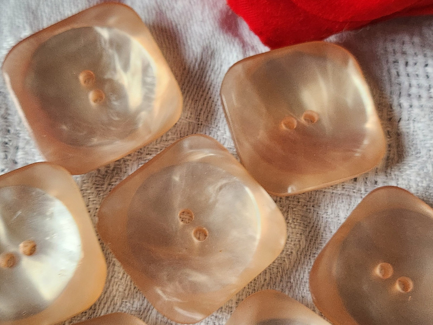 Lot 8  gros boutons vintage rose nacré carré incurvé trou 2,8 cm ref 5811