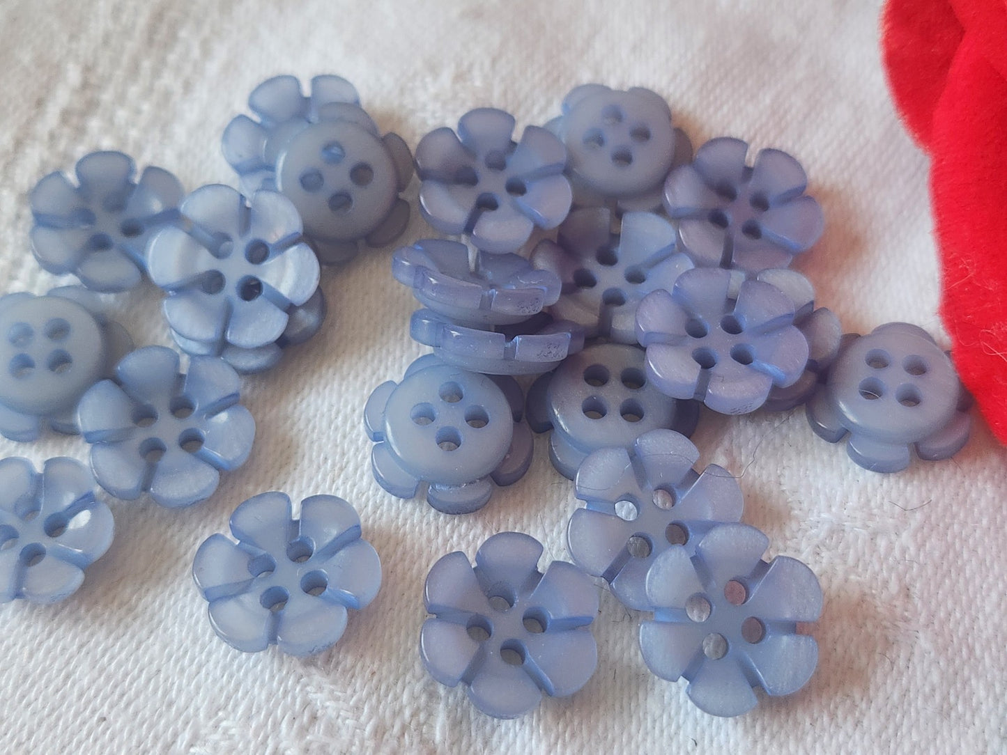Lot 20 boutons vintage petits marguerite bleu 1,2 cm mini trou ref 1602